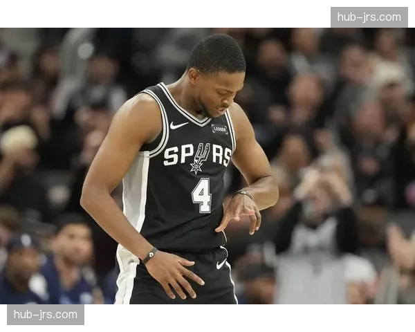 福克斯加盟马刺补齐反击短板 关键球能力显著提升